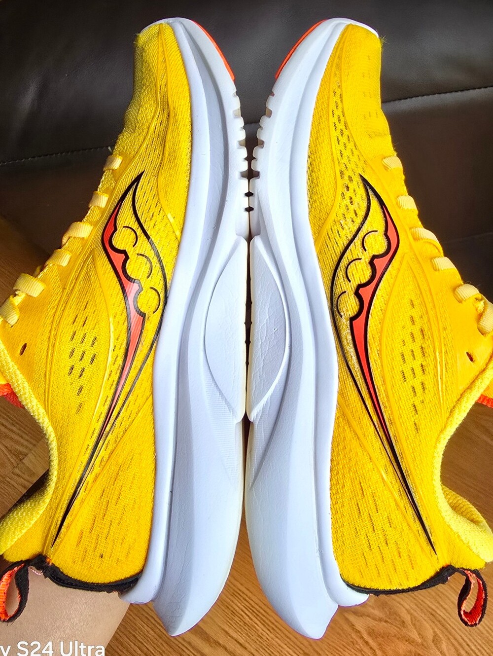 Sz 6.5 Women's SAUCONY KINVARA 13 'Vizi Gold/Vizi Red' Running Shoes - Picture 4 of 8